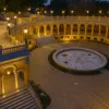 Bastion Sakwowy we Wrocławiu nocą – widok na oświetlone tarasy i schody