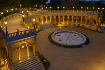 Bastion Sakwowy we Wrocławiu nocą – widok na oświetlone tarasy i schody