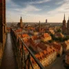 Mostek Pokutnic we Wrocławiu – widok z mostku na czerwone dachy Starego Miasta, Ostrów Tumski i Sky Tower o zachodzie słońca