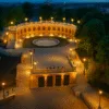 Bastion Sakwowy we Wrocławiu – widok z lotu ptaka o zmierzchu, podświetlona architektura i fontanna w stylu tilt-shift