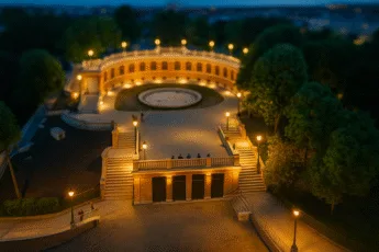 Bastion Sakwowy we Wrocławiu – widok z lotu ptaka o zmierzchu, podświetlona architektura i fontanna w stylu tilt-shift