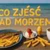 Posiłek nad morzem z napisem "Co zjeść nad morzem" ułożonym z frytek, na tle plaży z smażoną rybą, lodami i filiżanką kawy.