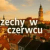 Czechy w czerwcu – panorama Českiego Krumlova o zachodzie słońca z kreatywnym napisem na dachach miasta