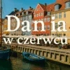 Panorama portu Nyhavn w Kopenhadze w letnim słońcu, z napisem „Dania w czerwcu” wkomponowanym w odbicie na wodzie.