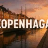 Kopenhaga – zachód słońca nad kanałem Nyhavn z dużym napisem zintegrowanym w scenerii