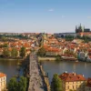 Widok na Pragę z lotu ptaka – Most Karola, Wełtawa i Zamek Praski w słoneczny dzień