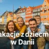 Rodzina z dziećmi na wakacjach w Danii, nad morzem z zabawkami i plecakiem, napis Wakacje z dziećmi w Danii na tle plaży
