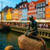Statua Małej Syrenki na tle kolorowych kamienic Nyhavn w stylu tilt-shift, zbliżenie z perspektywy nabrzeża