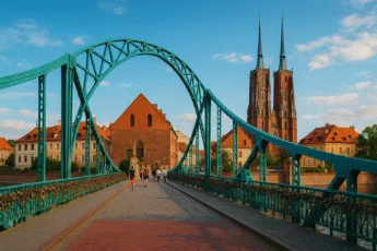 Most Tumski we Wrocławiu z widokiem na Ostrów Tumski i katedrę w słoneczny dzień