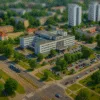 Szpital, tramwaj i zabudowa osiedla Gaj we Wrocławiu z lotu ptaka – komunikacja, mieszkania i infrastruktura