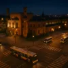 nocne autobusy MPK Wrocław na tle Dworca Głównego nocą – ruch miejski i transport publiczny