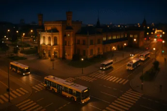 nocne autobusy MPK Wrocław na tle Dworca Głównego nocą – ruch miejski i transport publiczny