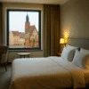Widok z pokoju hotelowego na wrocławski Rynek – najlepsze noclegi w centrum miasta