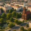 Kościół św. Michała Archanioła i Park Tołpy na tle zabytkowej zabudowy Ołbina we Wrocławiu – widok z lotu ptaka w słoneczny dzień