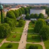 Park Słowackiego we Wrocławiu z widokiem na alejki, drzewa i Panorama Racławicką – zielone centrum miasta obok Muzeum Narodowego