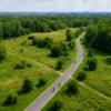 asfaltowa ścieżka spacerowa w Parku Tysiąclecia otoczona zielenią i dziką przyrodą – idealne miejsce na spacer we Wrocławiu