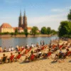 Plaża miejska we Wrocławiu z leżakami i ludźmi nad Odrą w słoneczny dzień