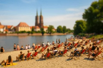 Plaża miejska we Wrocławiu z leżakami i ludźmi nad Odrą w słoneczny dzień