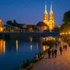 spacer wieczorem nad Odrą we Wrocławiu z widokiem na most Grunwaldzki i katedrę