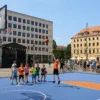 Dzieci grające w koszykówkę na placu Nowy Targ podczas miejskiego wydarzenia sportowego we Wrocławiu – turniej z udziałem gwiazd, konkursy i animacje