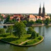 zielona Wyspa Bielarska z widokiem na katedrę św. Jana Chrzciciela i Most Piaskowy we Wrocławiu – spokojne miejsce spacerowe nad Odrą