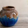ceramiczne szkliwienie brązowo-niebieskiej formy z warsztatów MaluMika we Wrocławiu