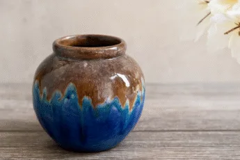 ceramiczne szkliwienie brązowo-niebieskiej formy z warsztatów MaluMika we Wrocławiu