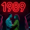 Futurystyczna scena musicalu z neonową liczbą 1989 i parą w świetle reflektorów