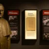 Wystawa o Bolesławie Kominku we Wrocławiu – ekspozycja z rzeźbą arcybiskupa i podświetlonymi panelami o Orędziu biskupów