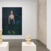 Wystawa sztuki współczesnej z ceramiką i obrazem dziewczynki w ogrodzie