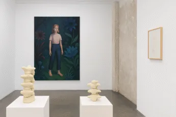 Wystawa sztuki współczesnej z ceramiką i obrazem dziewczynki w ogrodzie