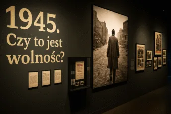 Wnętrze wystawy „1945. Czy to jest wolność?” w Muzeum Pana Tadeusza – ściana z dużym napisem, archiwalnymi plakatami i zdjęciami oraz sylwetką mężczyzny idącego przez zniszczone miasto