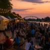 Wieczorne Gastro Miasto nad Odrą – food trucki, ludzie i światła na bulwarze Xawerego Dunikowskiego we Wrocławiu