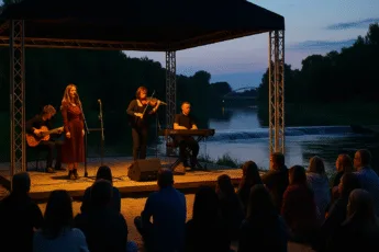 Plenerowy koncert o zmierzchu nad rzeką we Wrocławiu – zespół występuje na scenie przy plaży, w tle widać jaz wodny i most na Odrze