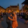 Wieczorna potańcówka na wrocławskim rynku – pary tańczą przy muzyce DJ-a, w tle historyczne kamienice i scena plenerowa