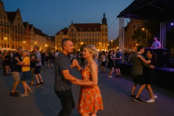 Wieczorna potańcówka na wrocławskim rynku – pary tańczą przy muzyce DJ-a, w tle historyczne kamienice i scena plenerowa