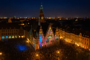 Iluminacje na Rynku we Wrocławiu podczas pokazów świetlnych z okazji Święta Wrocławia