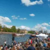 Święto Wrocławia nad Odrą – tłumy mieszkańców i turystów nad rzeką, statki wycieczkowe, namioty i panorama Ostrowa Tumskiego w słoneczny dzień