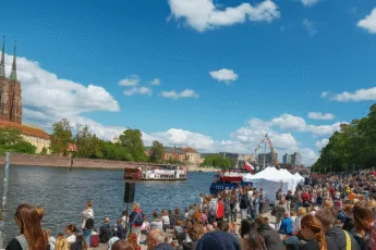 Święto Wrocławia nad Odrą – tłumy mieszkańców i turystów nad rzeką, statki wycieczkowe, namioty i panorama Ostrowa Tumskiego w słoneczny dzień