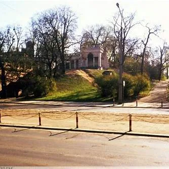 Widok Bastionu Sakwowego – dzienny, tarasy i murki