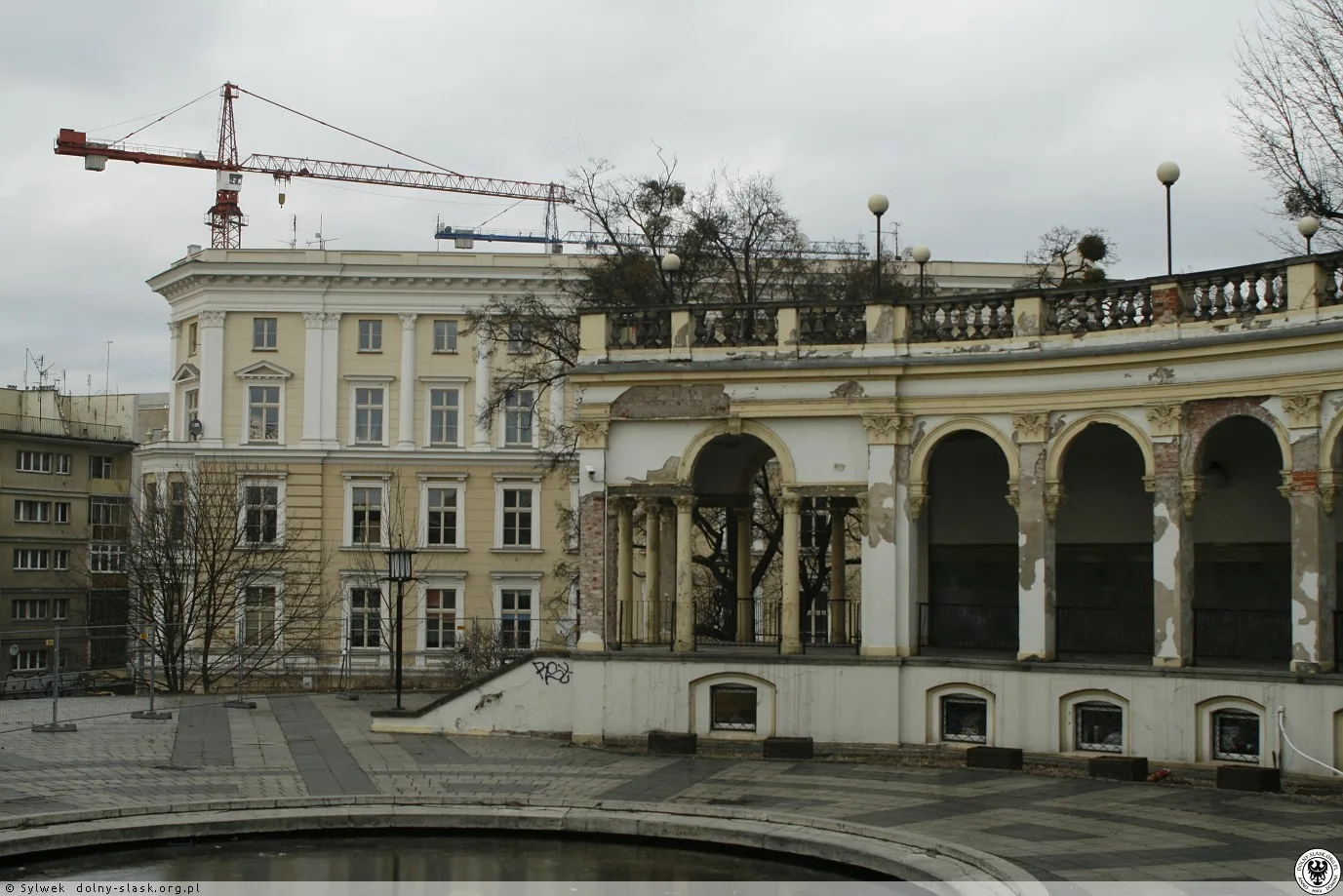 Detal architektoniczny Bastionu – kolumny i murek