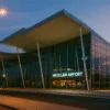 Wrocław Airport (WRO) zamknięte: pusty podjazd przed terminalem, jesienny wieczór, bez ludzi i logotypów