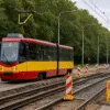 Tramwaj linii 8 na ul. Bardzkiej we Wrocławiu podczas modernizacji torowiska