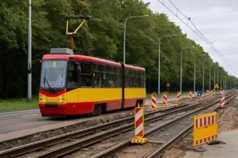 Tramwaj linii 8 na ul. Bardzkiej we Wrocławiu podczas modernizacji torowiska
