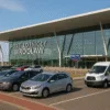 Parking przy Lotnisku Wrocław – widok terminala, samochodów i busa transferowego