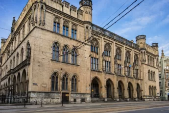 Hala Gwardii we Wrocławiu – zabytkowy budynek z charakterystycznymi arkadami i detalami architektonicznymi