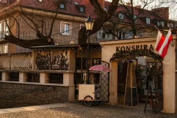 Wejście do restauracji Konspira we Wrocławiu przy Placu Solnym z flagami Polski i klimatycznym dziedzińcem