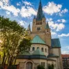 Kościół św. Augustyna we Wrocławiu w słoneczny dzień z charakterystyczną wieżą i zegarem