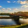 Mosty Trzebnickie we Wrocławiu nad Odrą – łukowa konstrukcja mostu i widok na rzekę