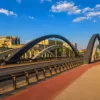 Most Uniwersytecki we Wrocławiu – charakterystyczny łukowy most z trasą pieszą i drogową